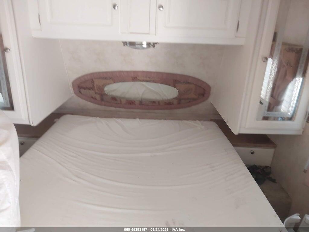 47CTBAP295L114037 2005 DUTCHMEN ADIRONDACK 27FB photo no. 5