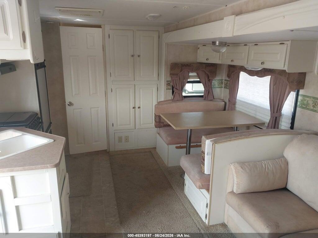 47CTBAP295L114037 2005 DUTCHMEN ADIRONDACK 27FB photo no. 8
