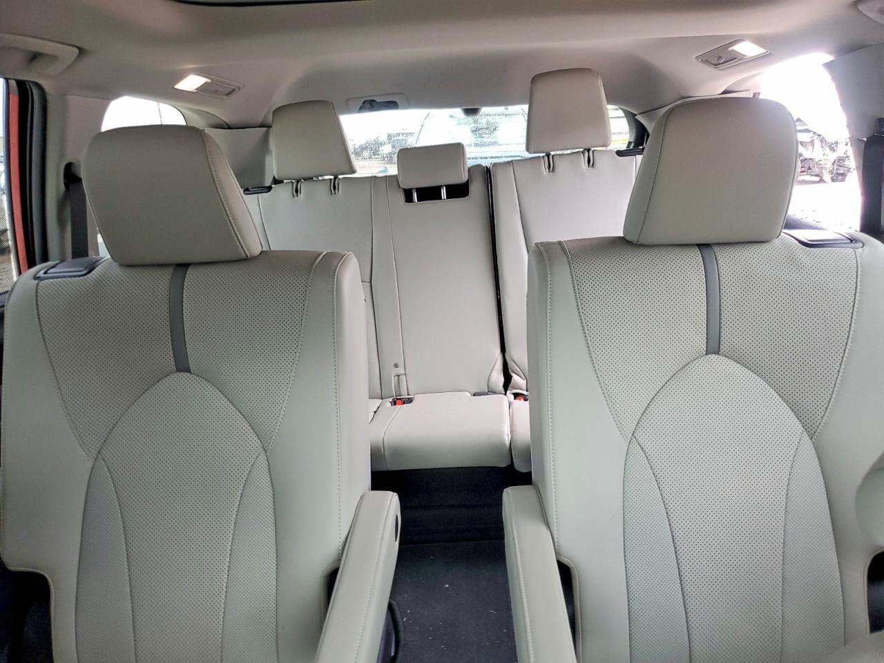 2024 TOYOTA GRAND HIGHLANDER PLATINUM — Фото 10 из 13