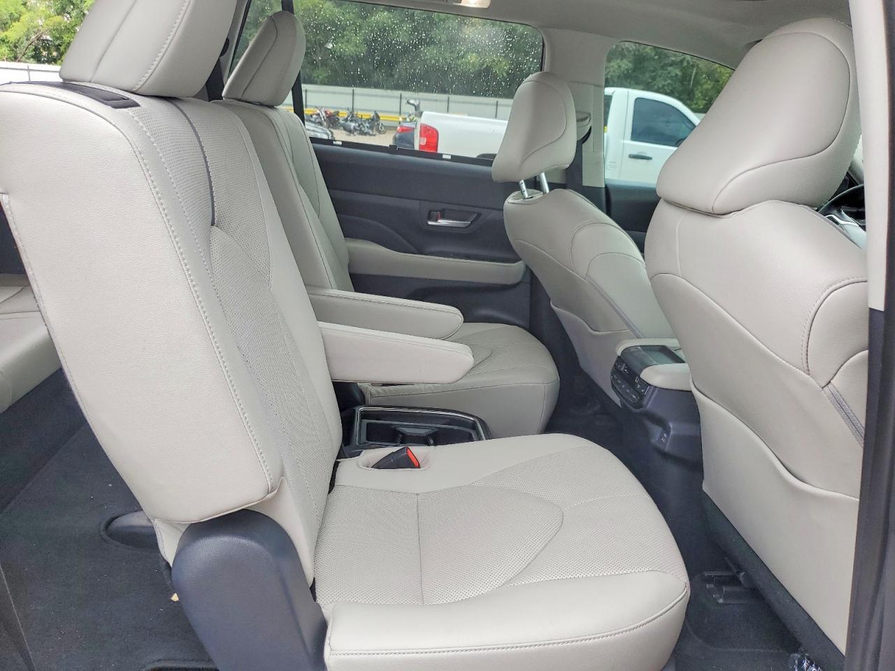 2024 TOYOTA GRAND HIGHLANDER PLATINUM — Фото 11 из 13