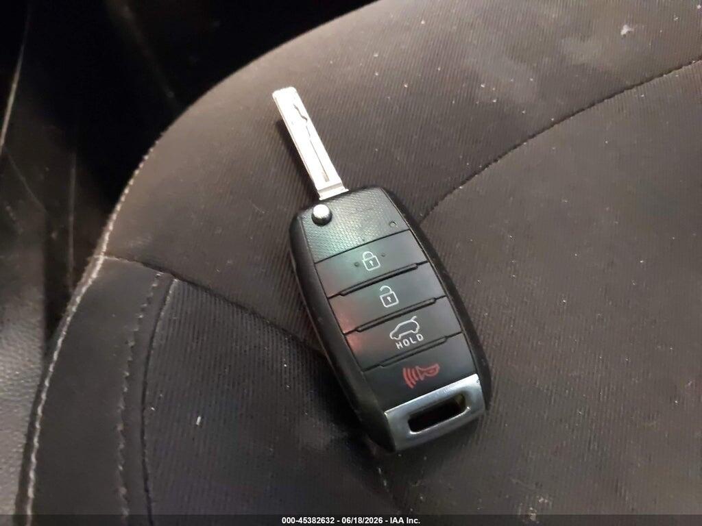 KNDJN2A29G7842032 2016 KIA SOUL photo no. 11