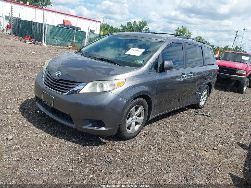 5TDKK3DC1FS615378 2015 TOYOTA SIENNA photo no. 2