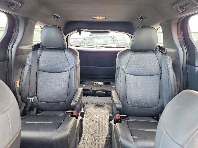2024 TOYOTA SIENNA WOODLAND EDITION — Фото 10 из 14