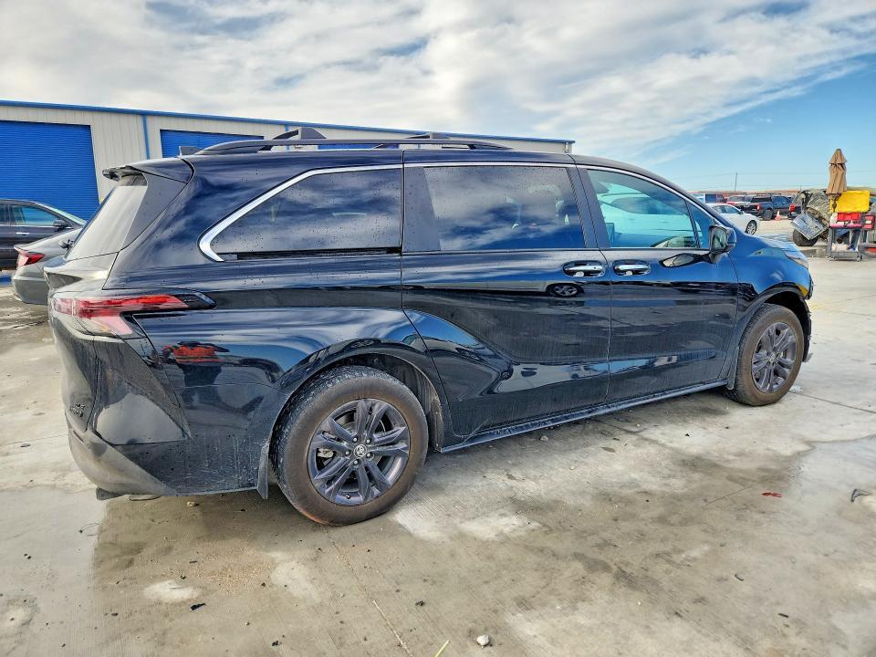 2024 TOYOTA SIENNA WOODLAND EDITION — Фото 3 из 14
