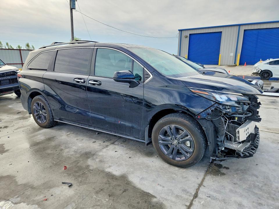 2024 TOYOTA SIENNA WOODLAND EDITION — Фото 4 из 14