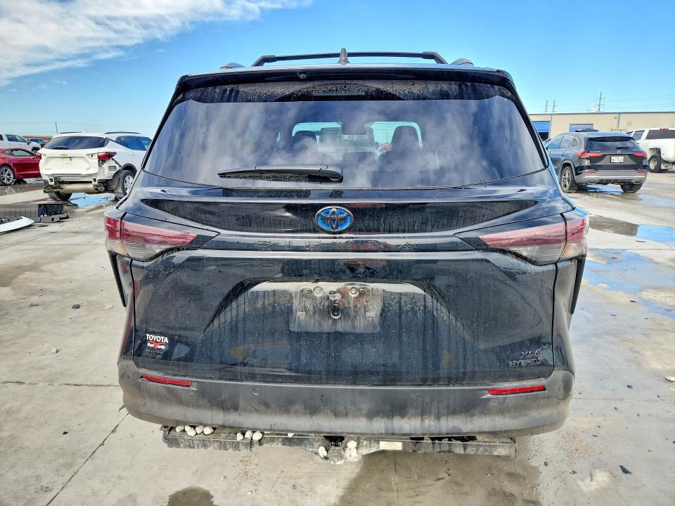 2024 TOYOTA SIENNA WOODLAND EDITION — Фото 6 из 14