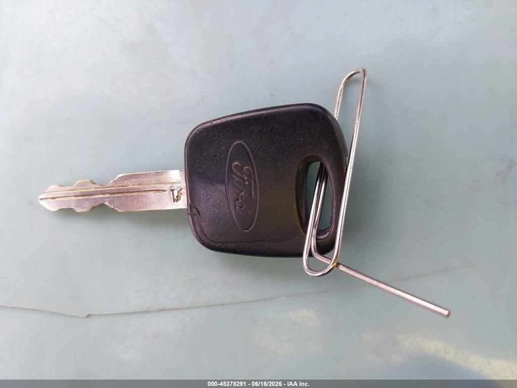 1FAFP36392W207145 2002 FORD FOCUS photo no. 11