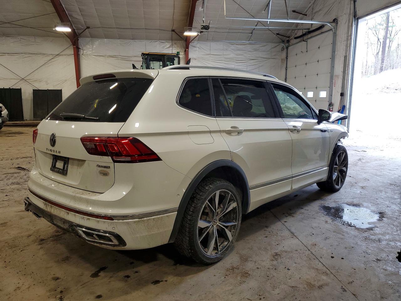 2024 VOLKSWAGEN TIGUAN SEL R-LINE BLACK — Фото 3 из 14