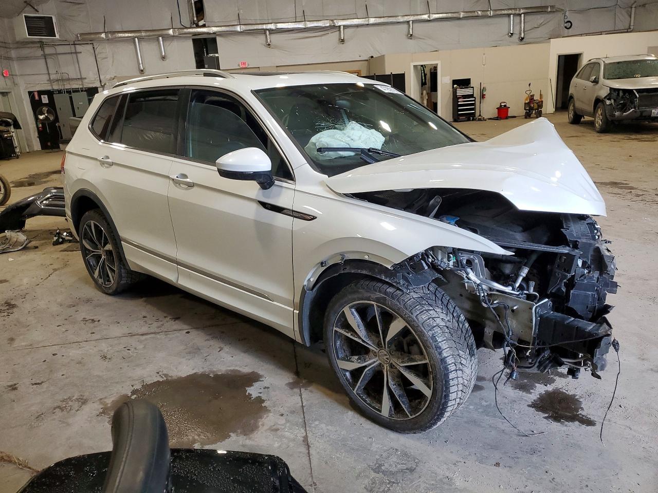 2024 VOLKSWAGEN TIGUAN SEL R-LINE BLACK — Фото 4 из 14