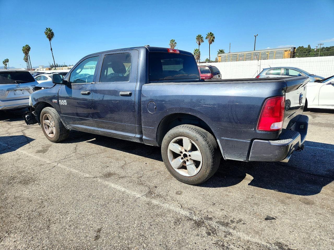 2015 RAM 1500 ST — Фото 2 из 12