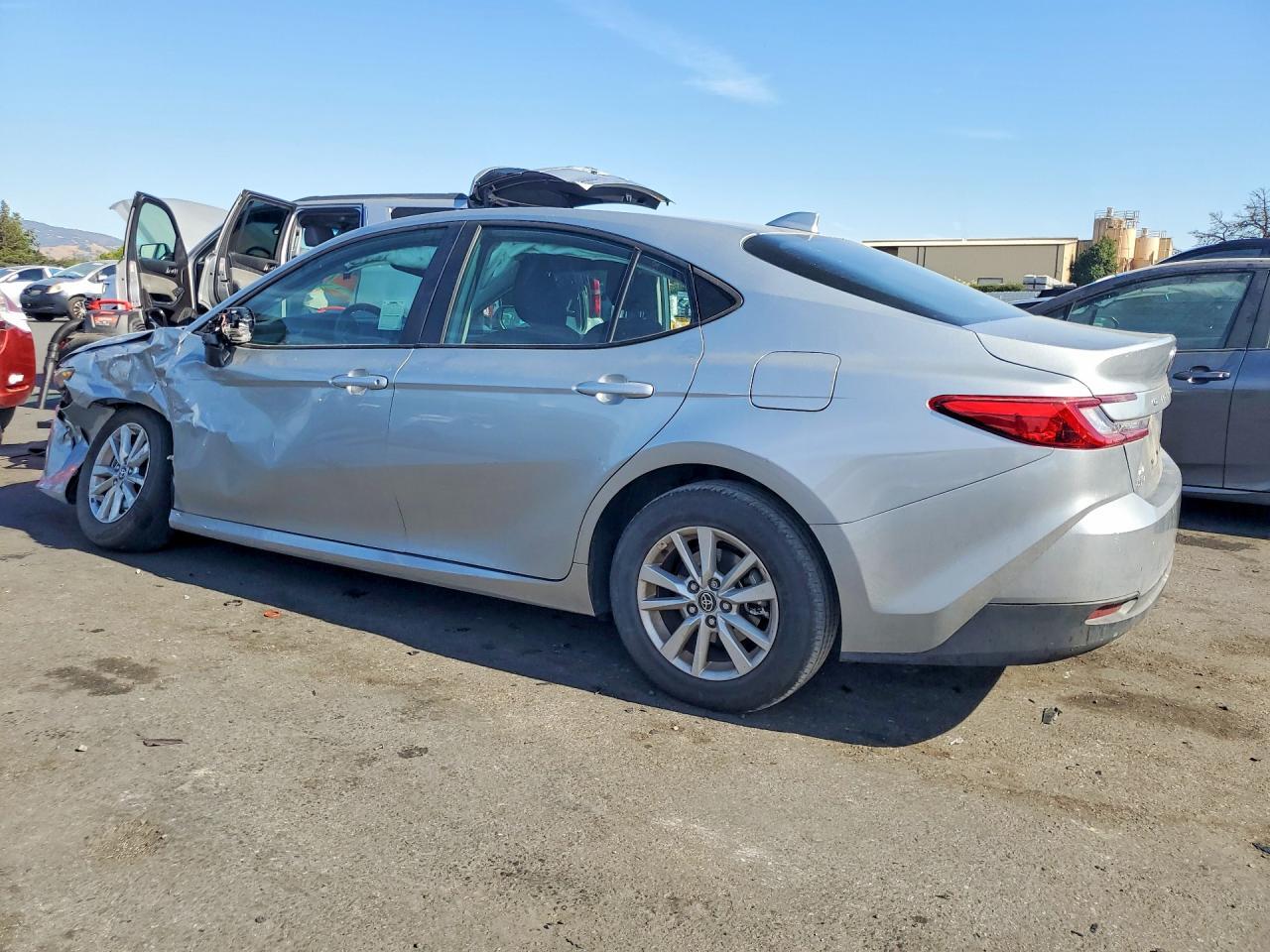 2025 TOYOTA CAMRY LE — Фото 2 из 12