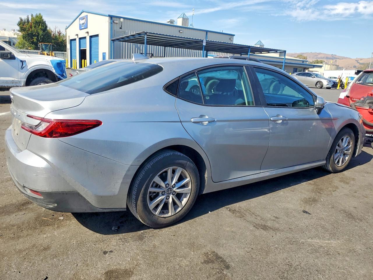 2025 TOYOTA CAMRY LE — Фото 3 из 12