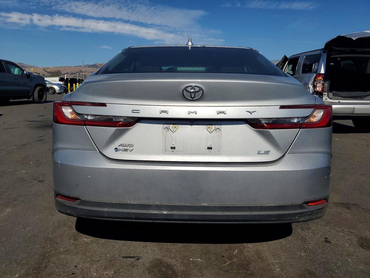 2025 TOYOTA CAMRY LE — Фото 6 из 12