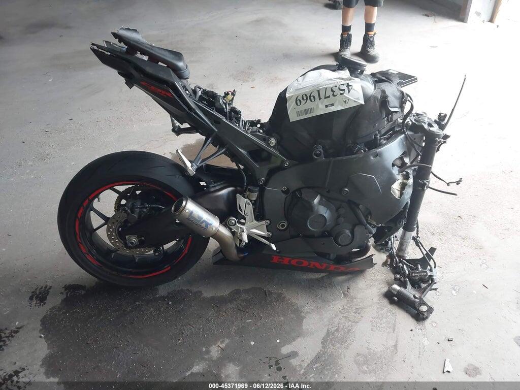 JH2SC7756HK000618 2017 HONDA CBR1000 photo no. 12