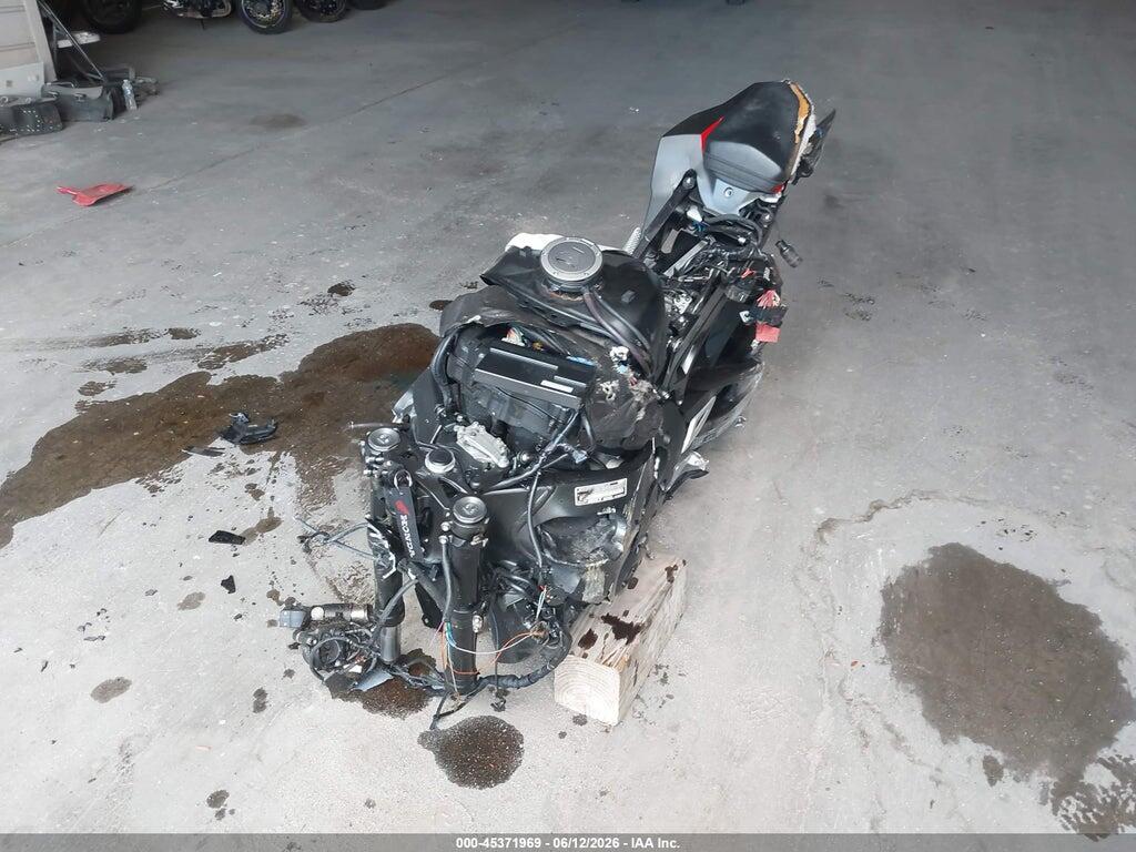JH2SC7756HK000618 2017 HONDA CBR1000 photo no. 2