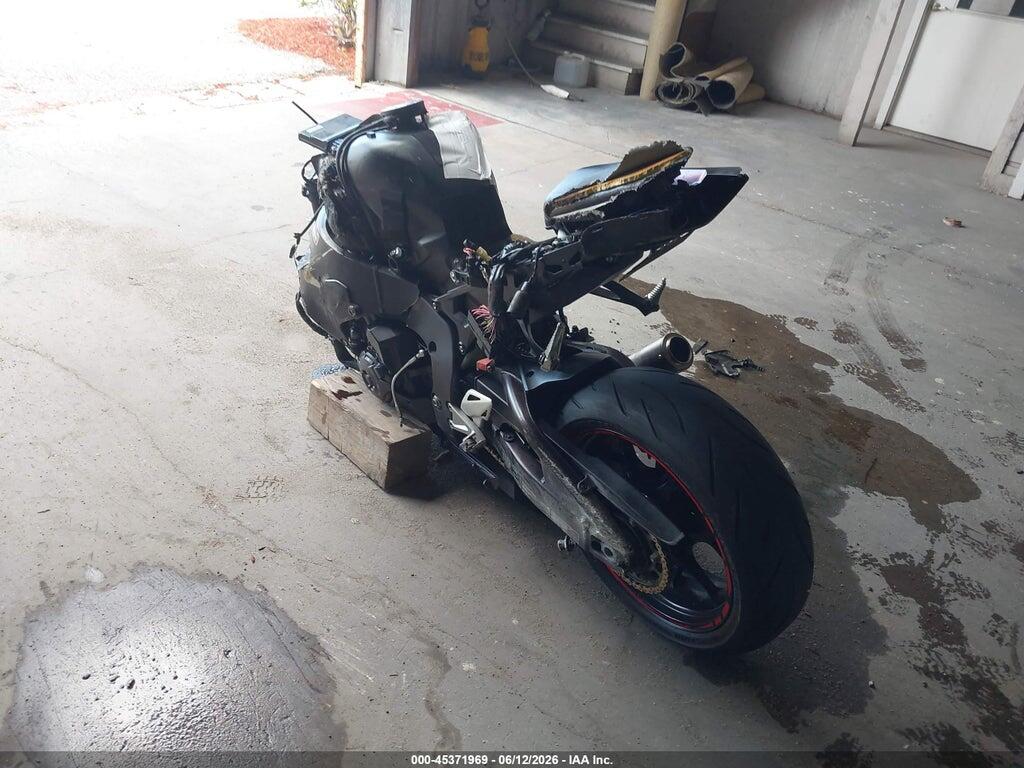 JH2SC7756HK000618 2017 HONDA CBR1000 photo no. 3