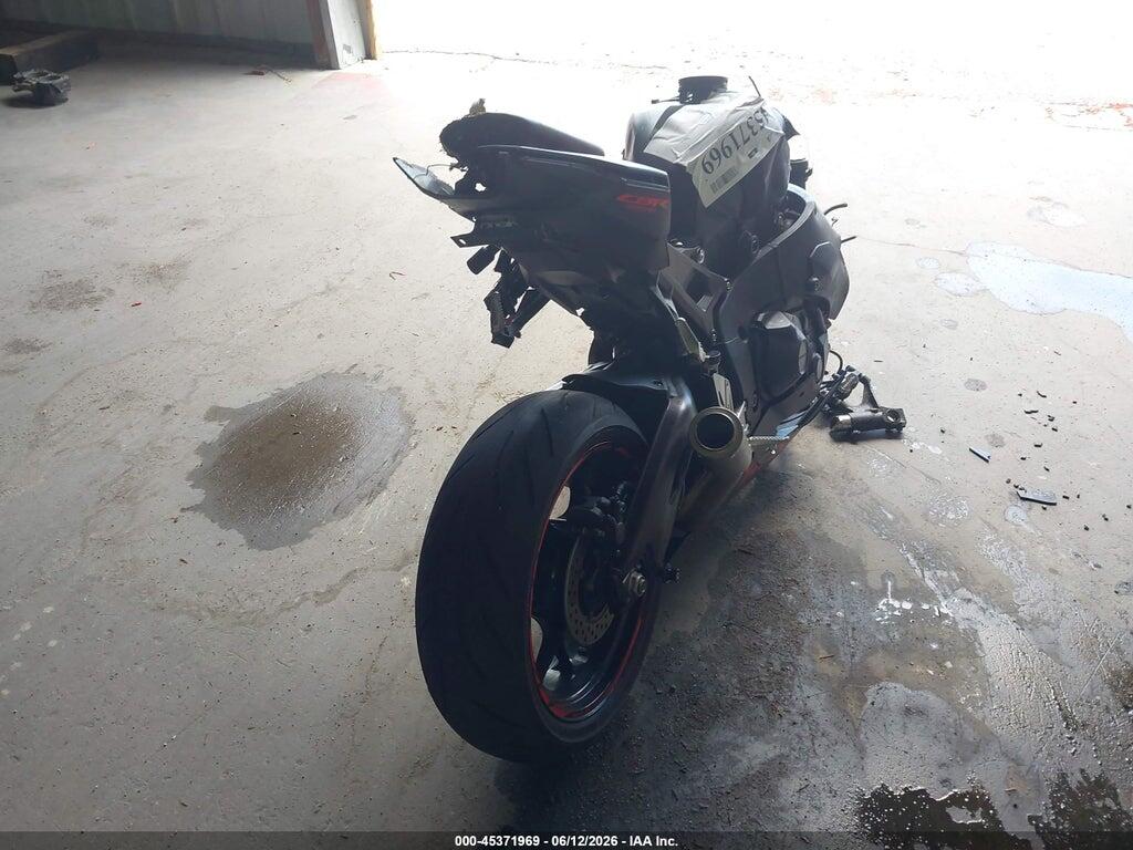 JH2SC7756HK000618 2017 HONDA CBR1000 photo no. 4