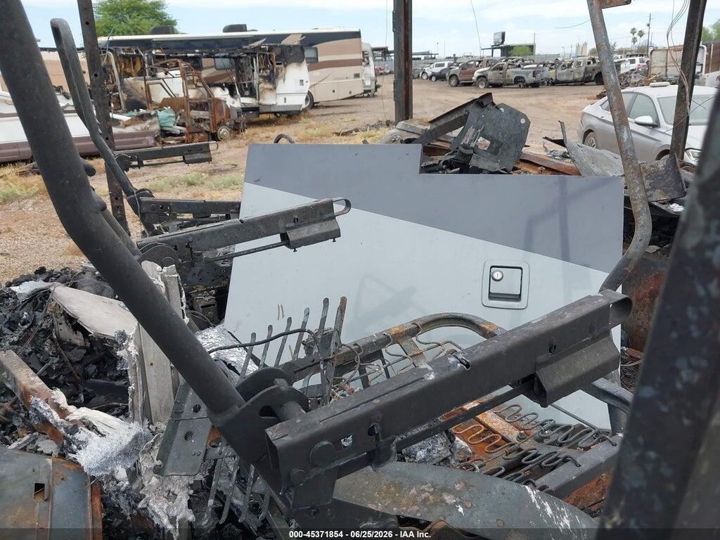 4UZAAHDC94CM79443 2004 FREIGHTLINER CHASSIS photo no. 5