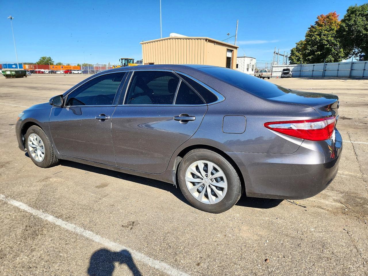 2015 TOYOTA CAMRY LE — Фото 2 из 12