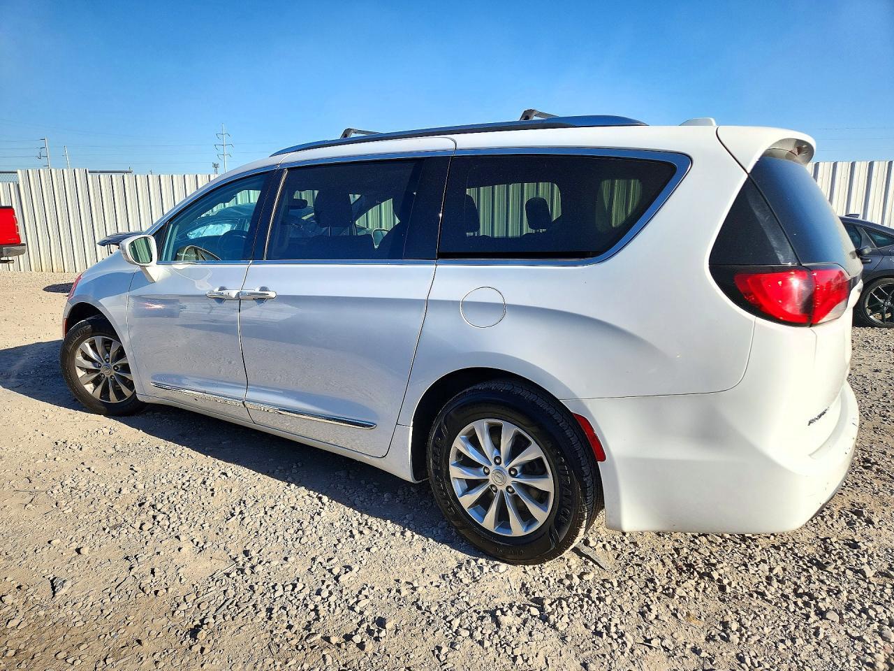 2019 CHRYSLER PACIFICA TOURING L — Фото 2 из 13