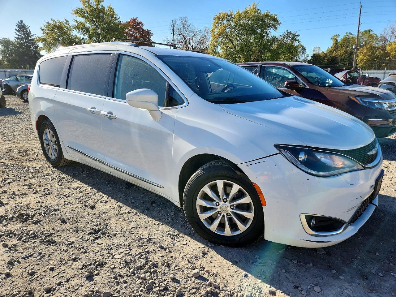 2019 CHRYSLER PACIFICA TOURING L — Фото 4 из 13