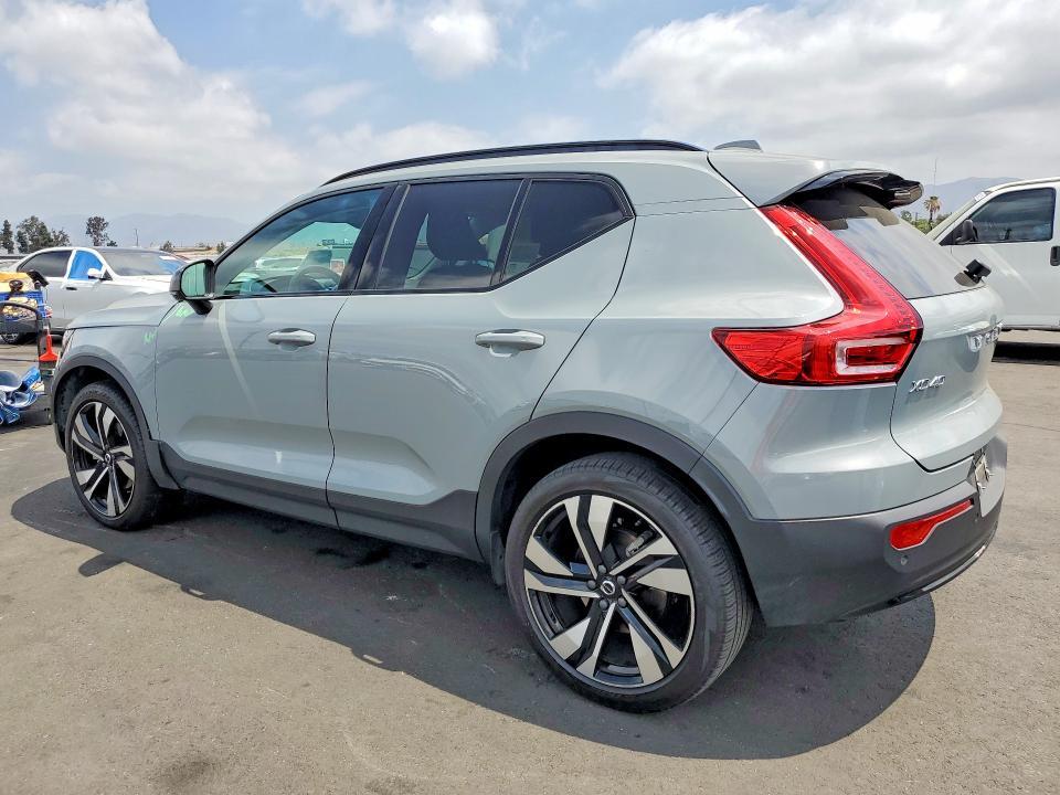 2024 VOLVO XC40 PLUS — Фото 2 из 14