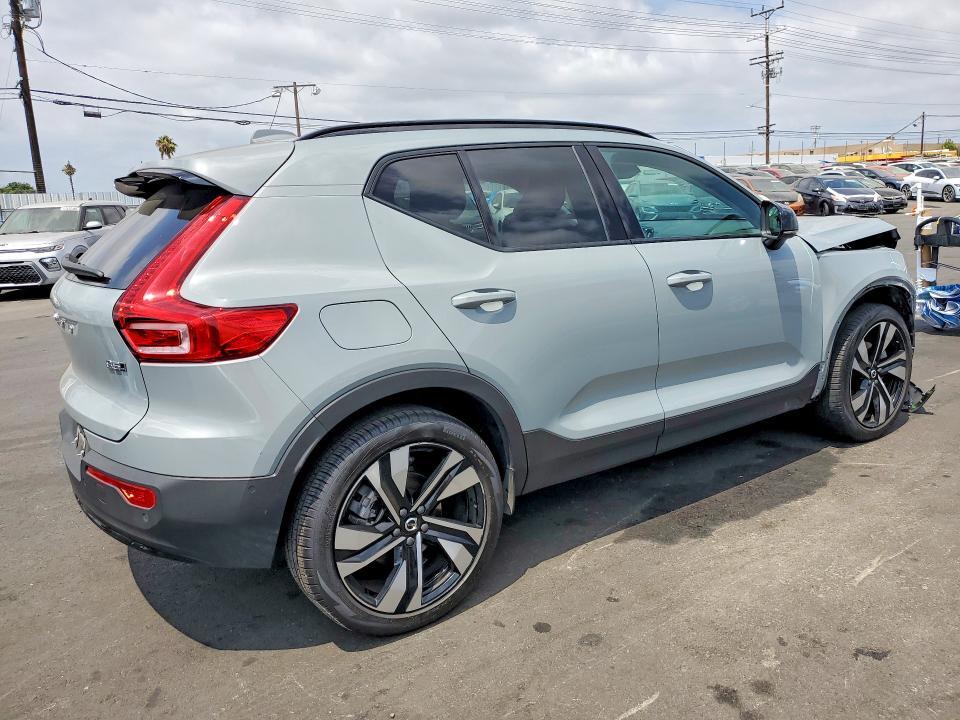 2024 VOLVO XC40 PLUS — Фото 3 из 14