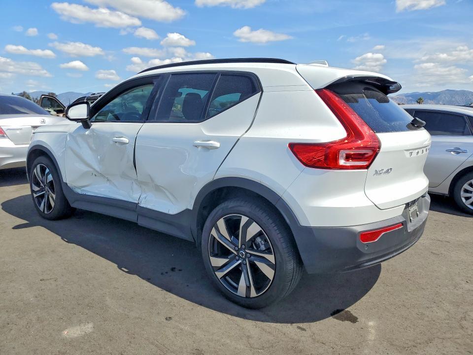 2024 VOLVO XC40 PLUS — Фото 2 из 13