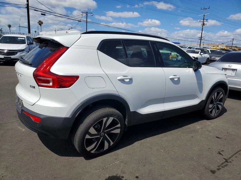 2024 VOLVO XC40 PLUS — Фото 3 из 13