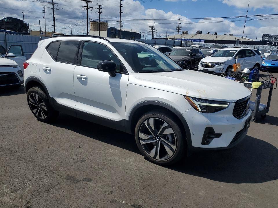 2024 VOLVO XC40 PLUS — Фото 4 из 13