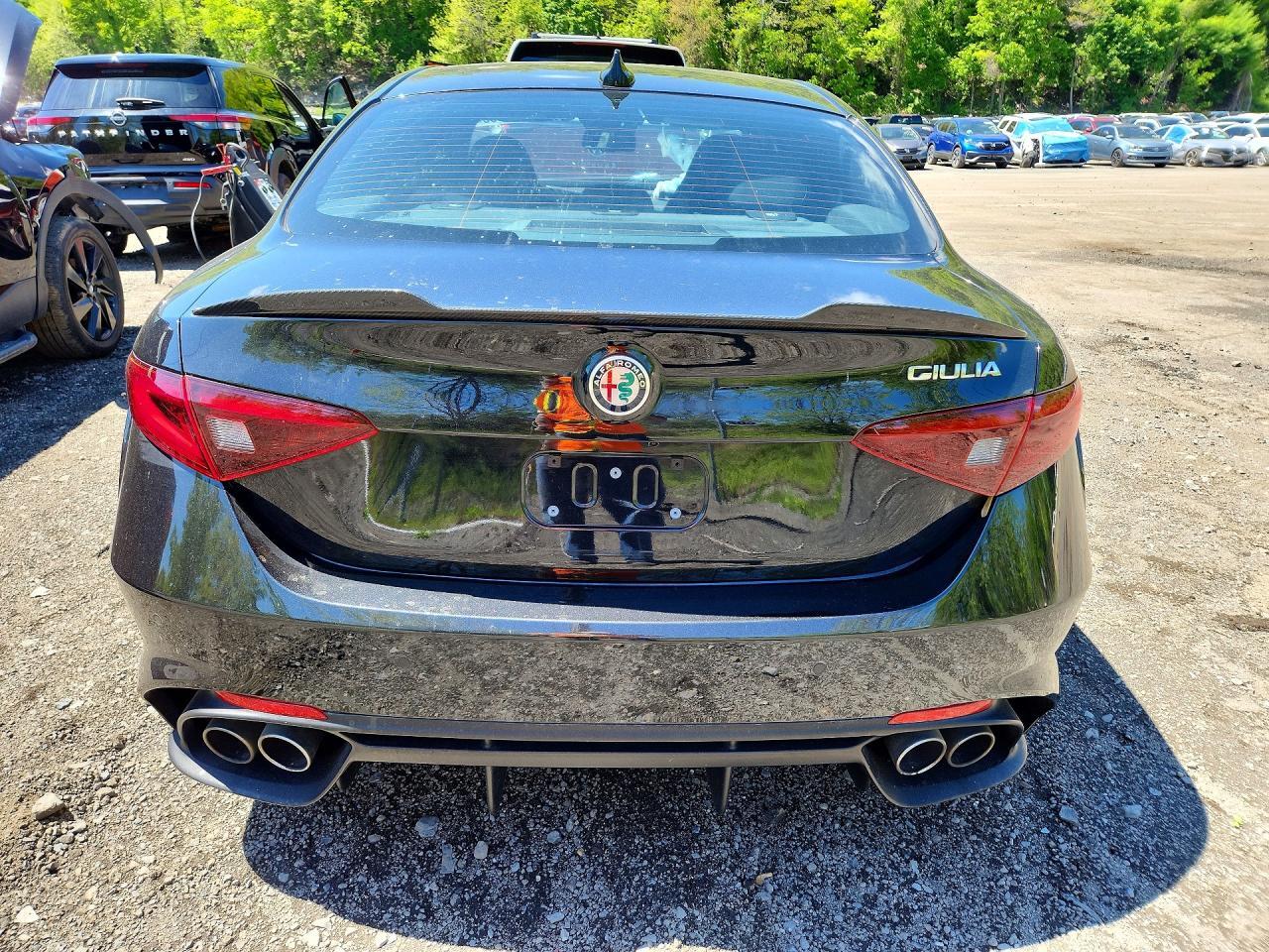 2023 ALFA ROMEO GIULIA QUADRIFOGLIO — Фото 6 из 12