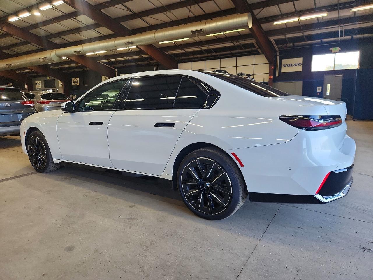 2023 BMW I7 XDRIVE60 — Фото 2 из 12