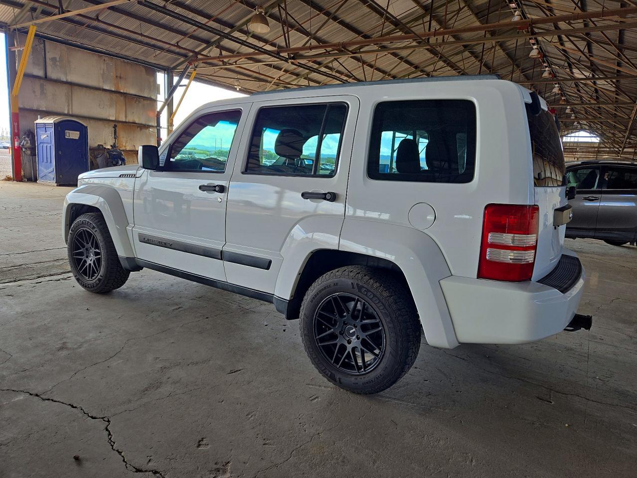 2012 JEEP LIBERTY SPORT — Фото 2 из 12