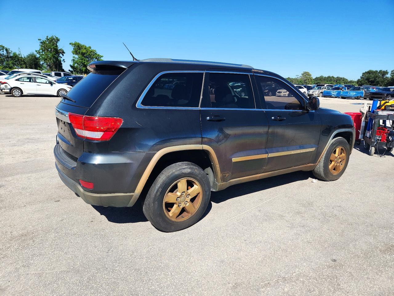 2013 JEEP GRAND CHEROKEE LAREDO — Фото 3 из 12