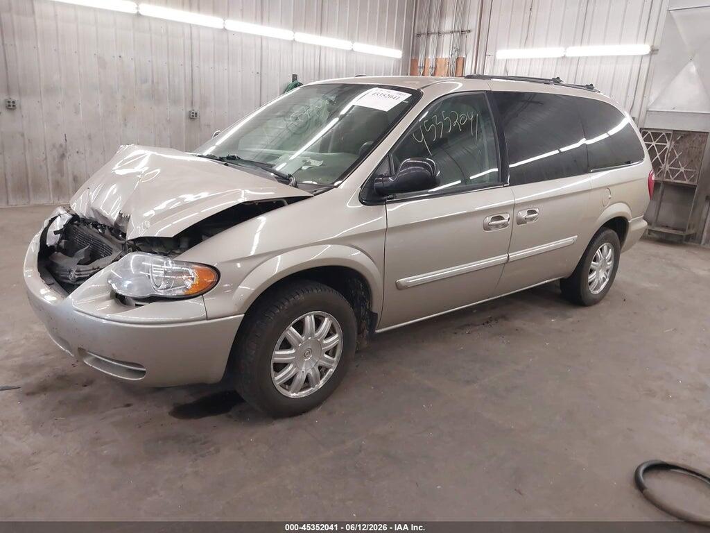 2C4GP54L15R260285 2005 CHRYSLER TOWN & COUNTRY photo no. 2