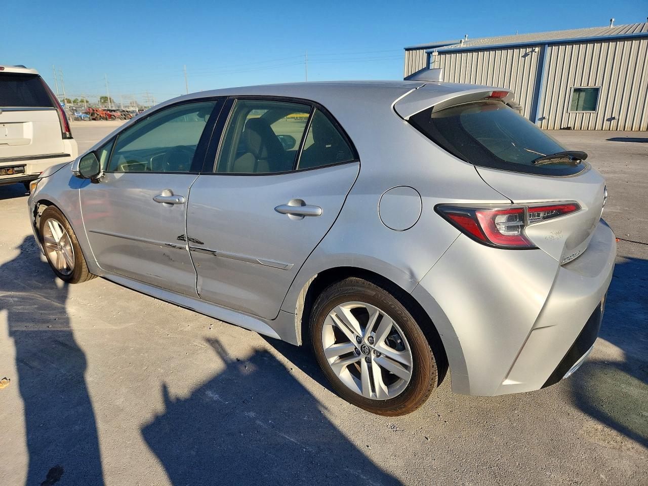 2021 TOYOTA COROLLA HATCHBACK SE — Фото 2 из 12