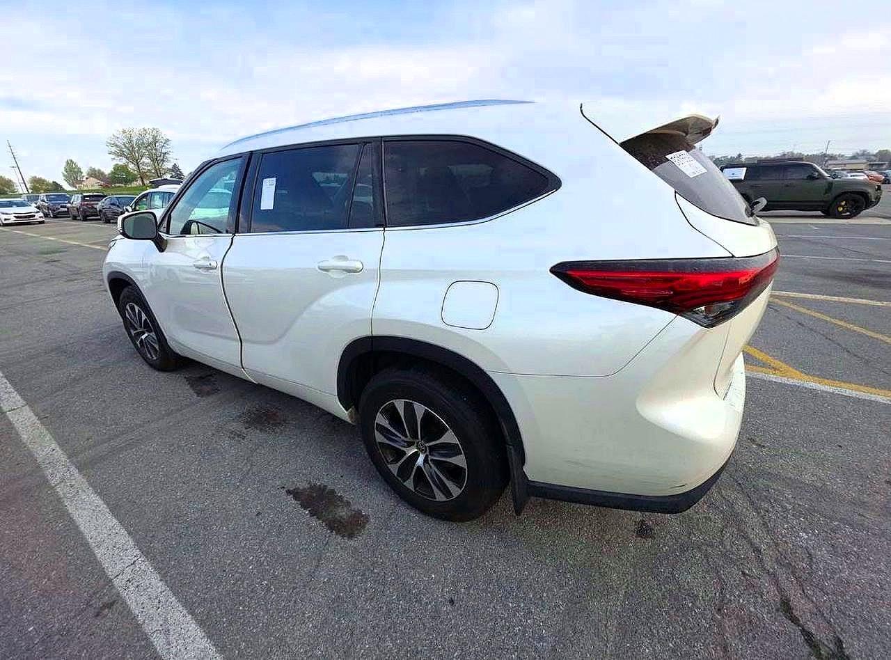 2021 TOYOTA HIGHLANDER XLE — Фото 3 из 12