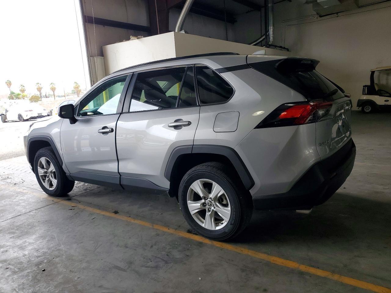 2021 TOYOTA RAV4 XLE — Фото 2 из 13