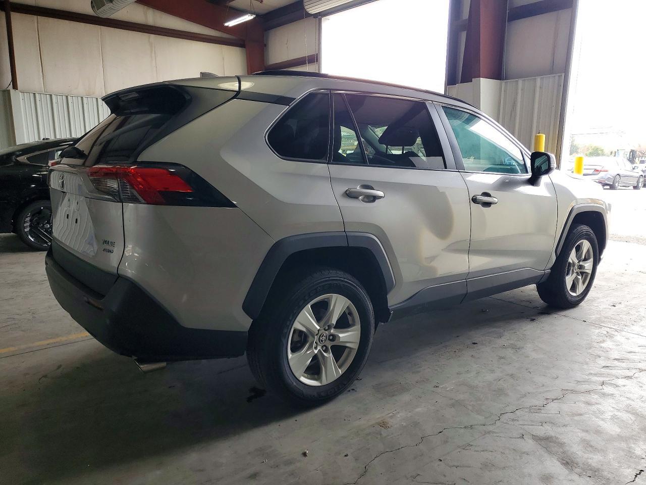 2021 TOYOTA RAV4 XLE — Фото 3 из 13
