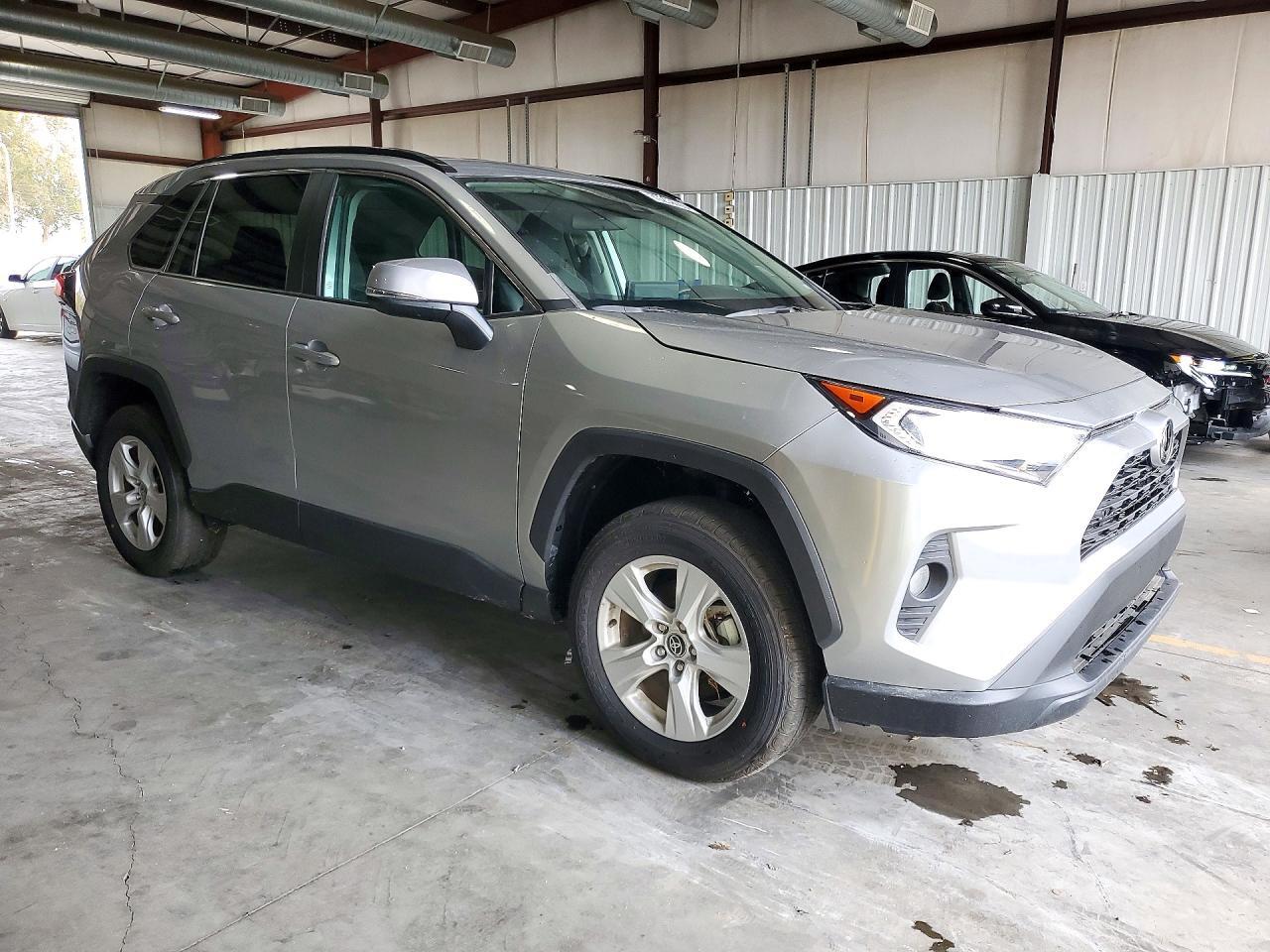 2021 TOYOTA RAV4 XLE — Фото 4 из 13