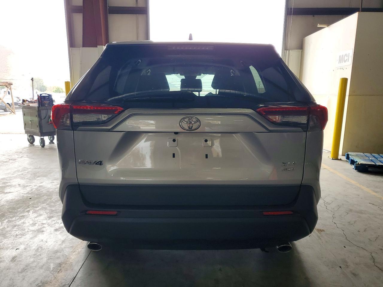 2021 TOYOTA RAV4 XLE — Фото 6 из 13