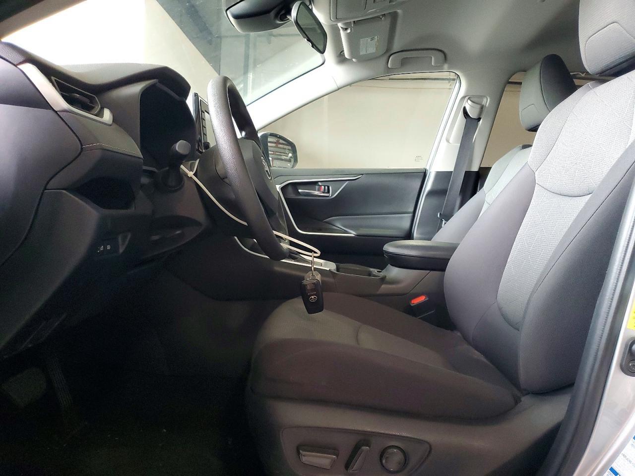 2021 TOYOTA RAV4 XLE — Фото 7 из 13