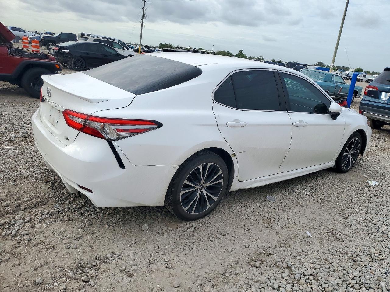 2018 TOYOTA CAMRY SE — Фото 3 из 12