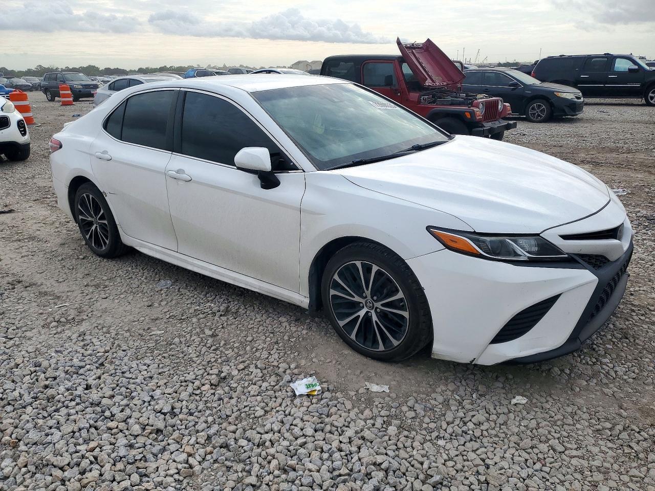 2018 TOYOTA CAMRY SE — Фото 4 из 12