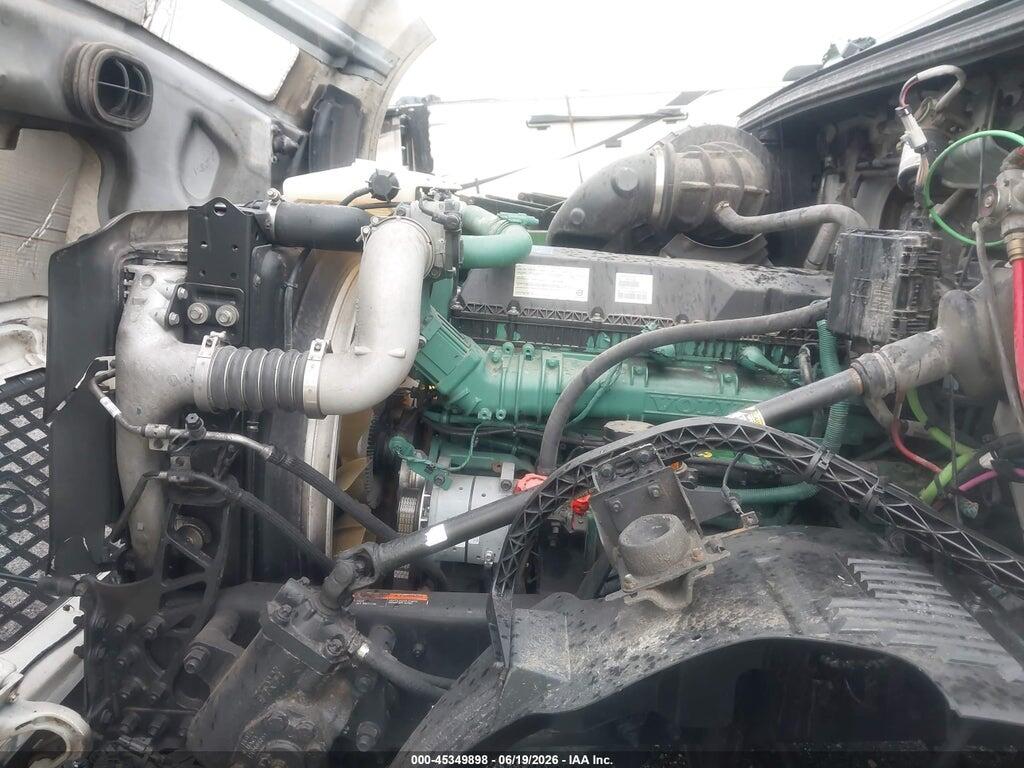 4V4NC9EH8JN885086 2018 VOLVO VNL photo no. 9