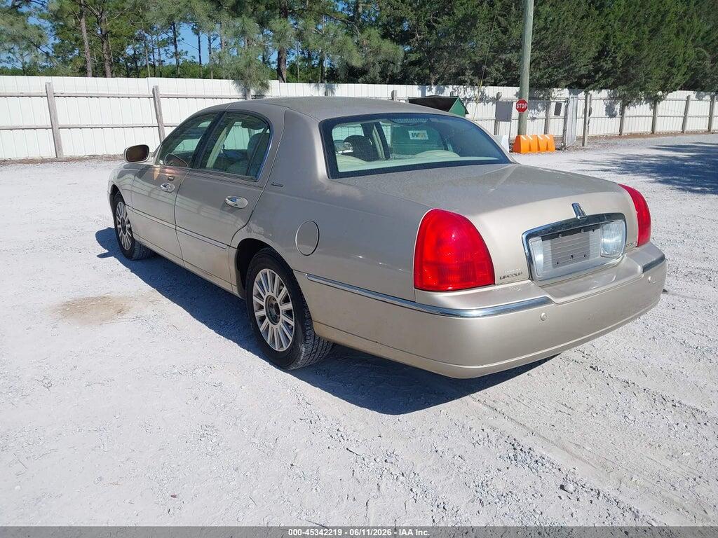 1LNHM81W54Y686709 2004 LINCOLN TOWN CAR photo no. 3
