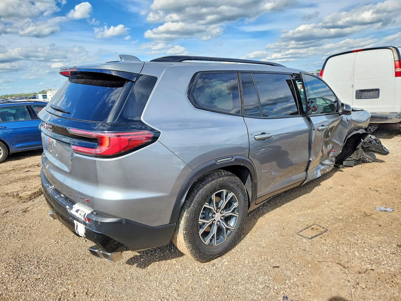 2025 GMC ACADIA AT4 — Фото 3 из 14