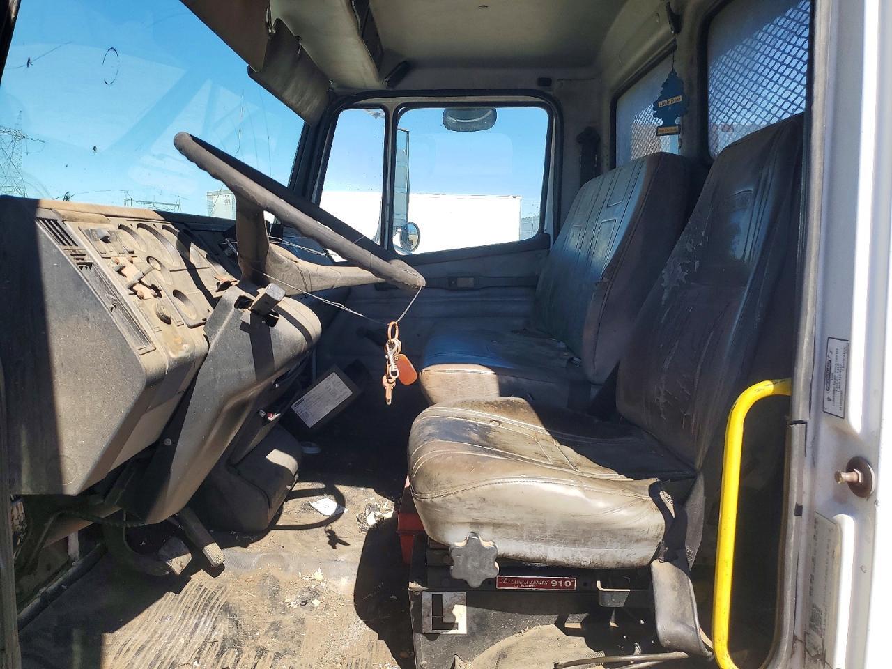 2000 FREIGHTLINER MEDIUM CONVENTIONAL FL70 — Фото 7 из 13