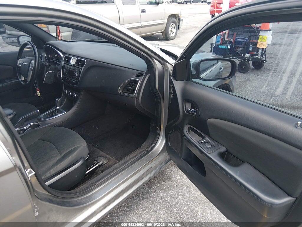 1C3BC1FB6BN614074 2011 CHRYSLER 200 photo no. 5