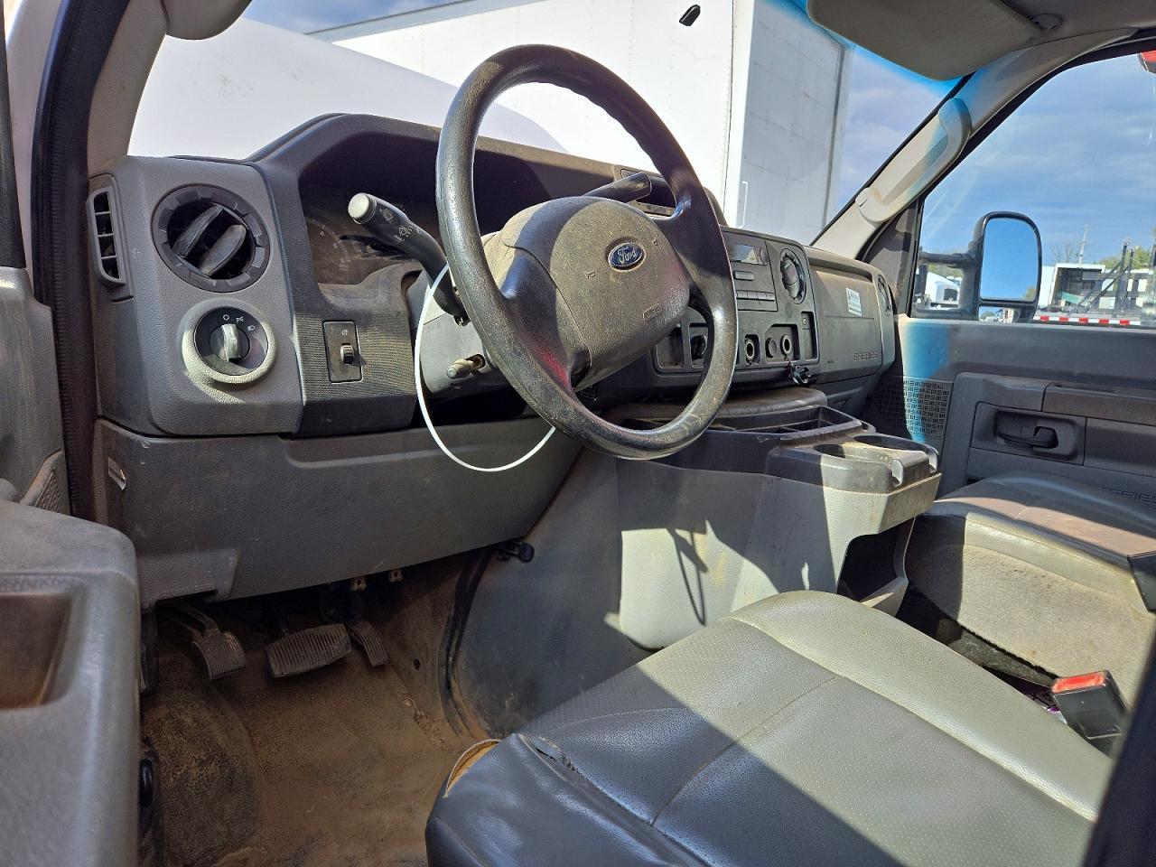 2015 FORD E350 BOX TRUCK — Фото 8 из 13